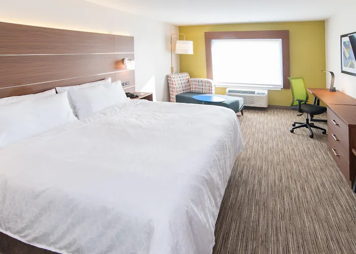 Holiday Inn Express & Suites - By Ihg