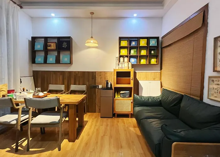 Wally House Hostel - Walk 5 Minutes To East Gate Of National Forest Park-Ticket Book Services-Free Laundry Facilities-Free Capsule Coffee-Tour Route Introduction And Tour Guide Arrangement