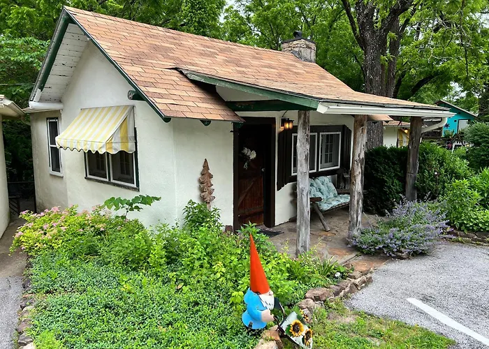 Sherwood Court Cottages & Guest Rooms