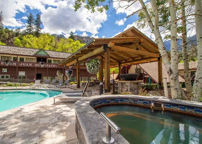 Twin Peaks Lodge & Hot Springs