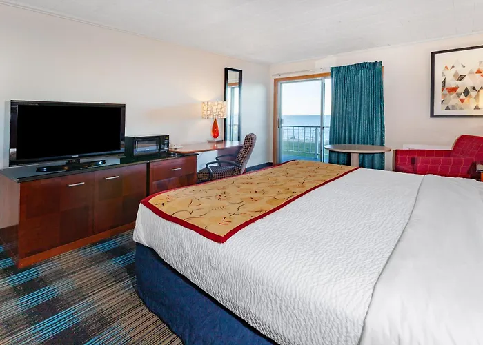 Days Inn & Suites By Wyndham St. Ignace Lakefront
