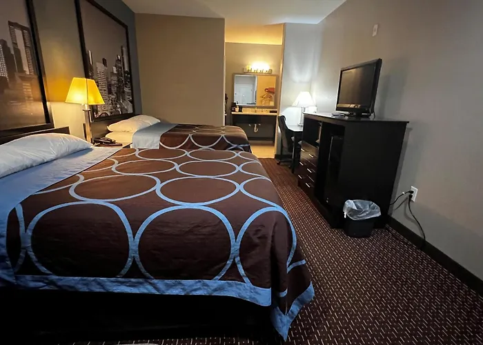 Super 8 By Wyndham Center