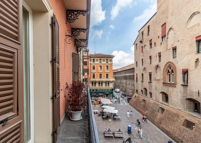 Casa Isolani, Piazza Maggiore