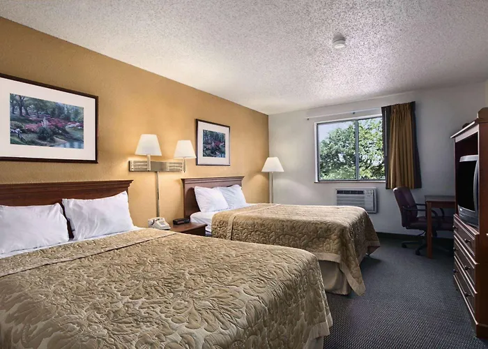 Super 8 By Wyndham /Livonia Area