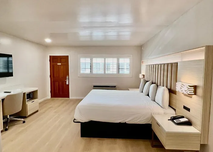 Nob Hill Motor Inn -Newly Updated Rooms!