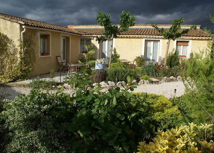 Bed and Breakfast Les Romarins à Crestet