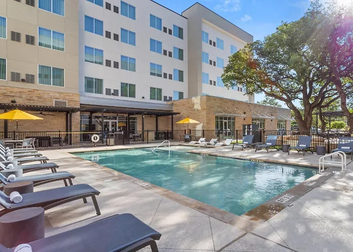 Even Uptown Near The Domain By Ihg