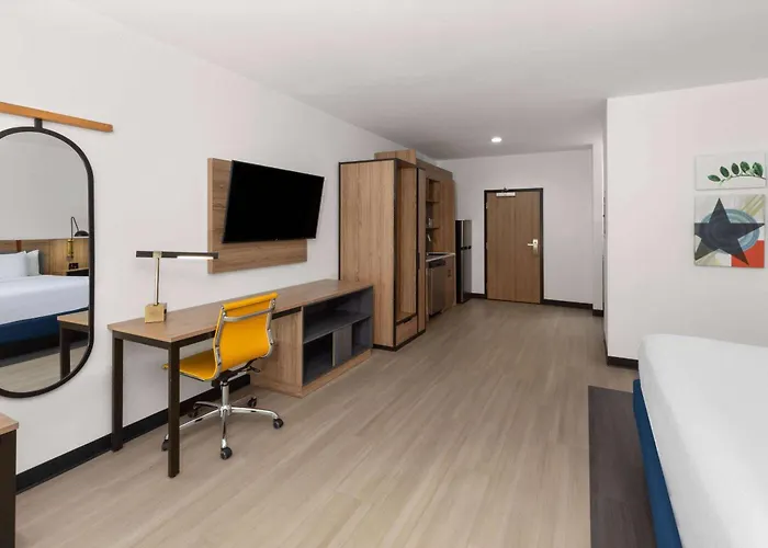 La Quinta Inn & Suites By Wyndham East Loop-375