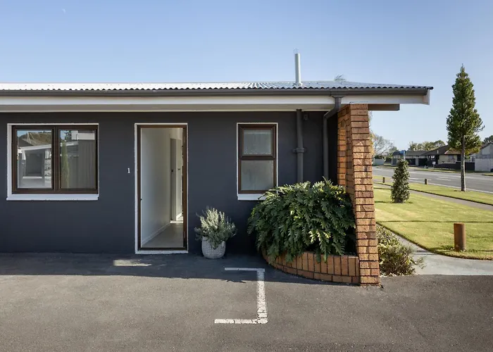 Cobblestone Court Motel - Wenzel Motels