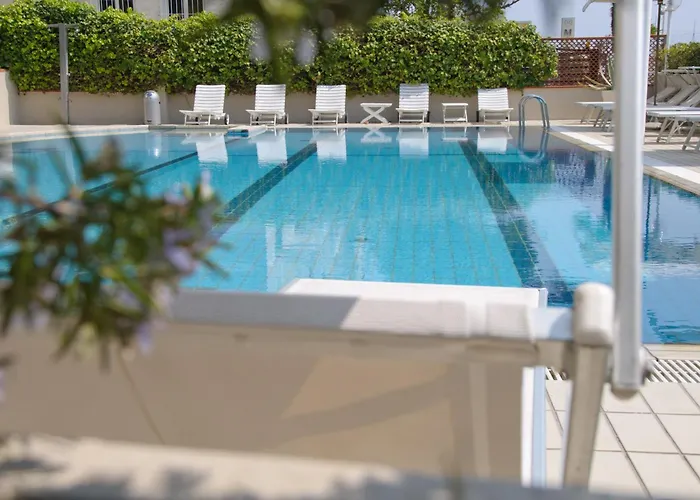 HOTEL TRIONFAL - Fronte Mare - Vicinissimi al Centro Milano Marittima