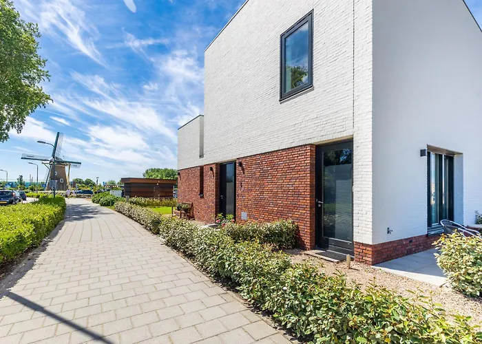 Roosjesweg 2 Luxe studio 400 meter van strand met parkeerplaats