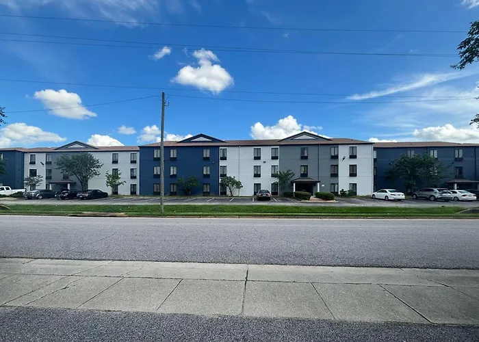 Quality Inn & Suites At Airport Blvd I-65