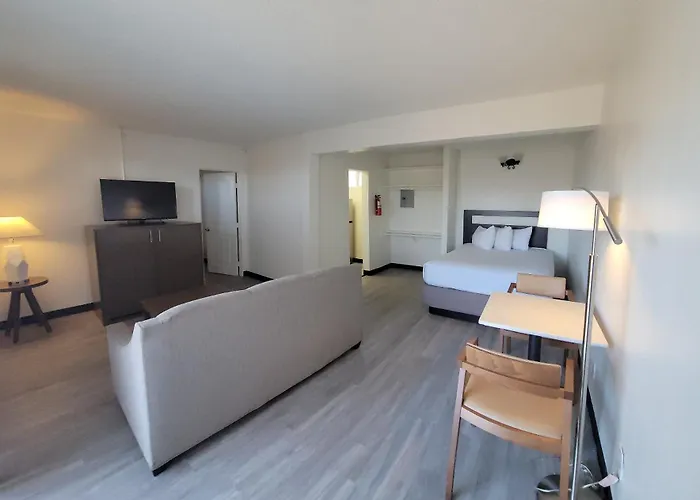 Mc Pacific Inn & Suites