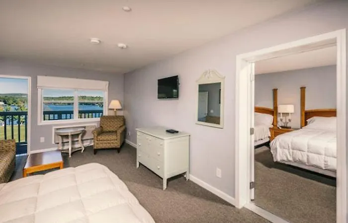 Crescent Lake Inn And Suites