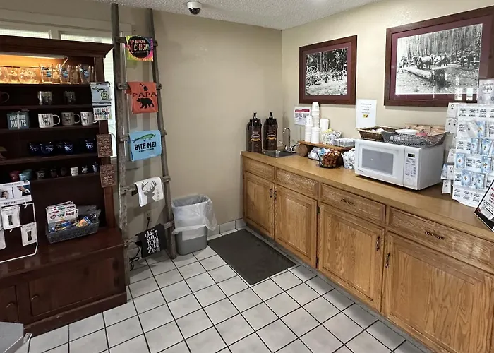 Super 8 By Wyndham West Branch
