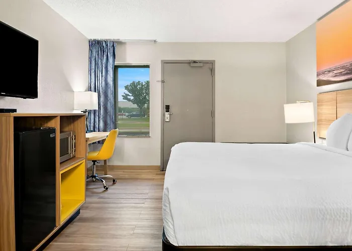 Days Inn & Suites By Wyndham Warren
