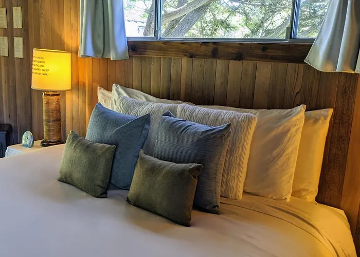 Andiron Seaside Inn & Cabins