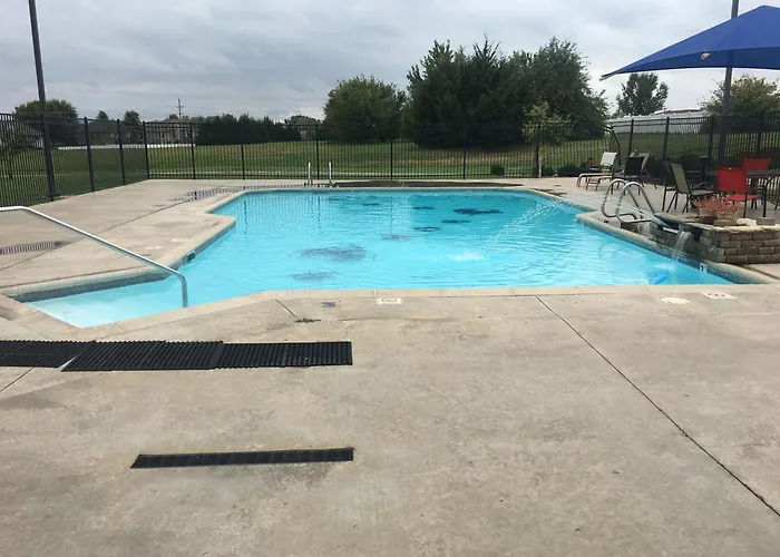 Paola Inn And Suites