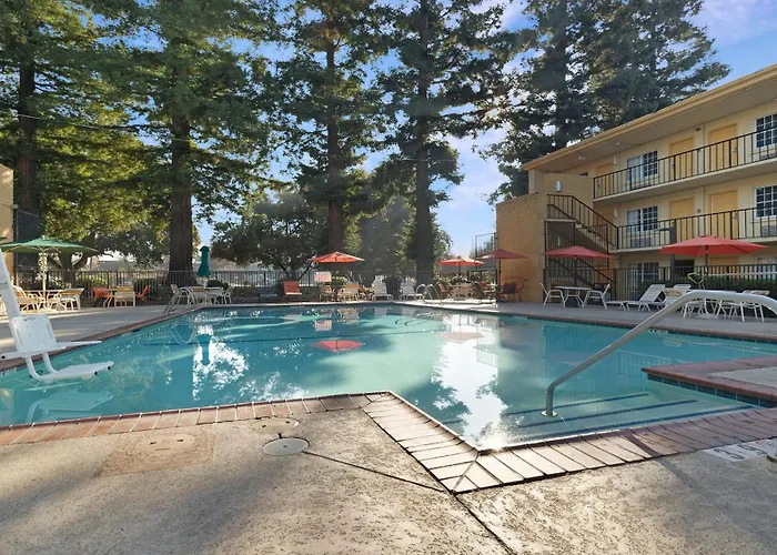 Howard Johnson By Wyndham Downtown
