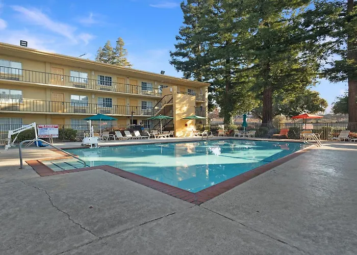 Howard Johnson By Wyndham Downtown