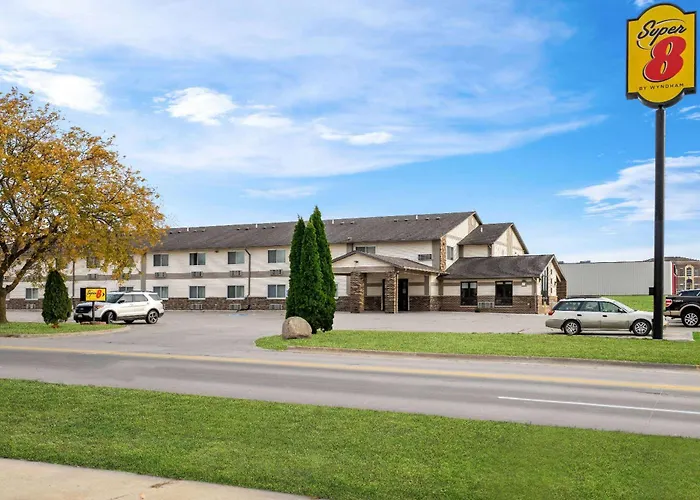 Super 8 By Wyndham Waverly