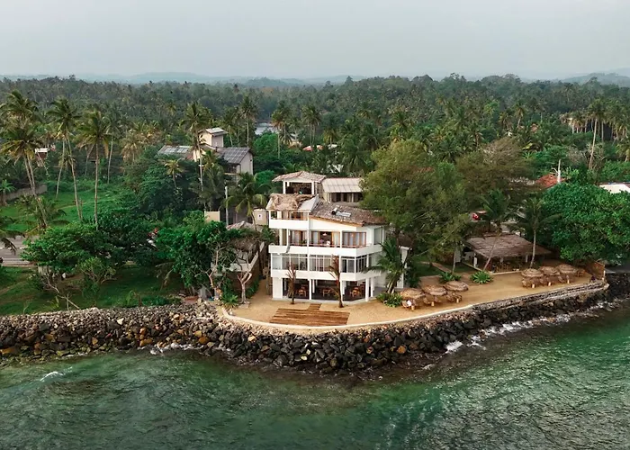Blue Waves Surf House - Beach Hotel