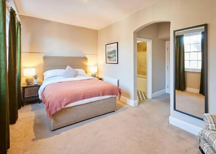 Book Whole Aparthotel - Sleeps 18 - Exclusive Use - By Purestay - Free Parking