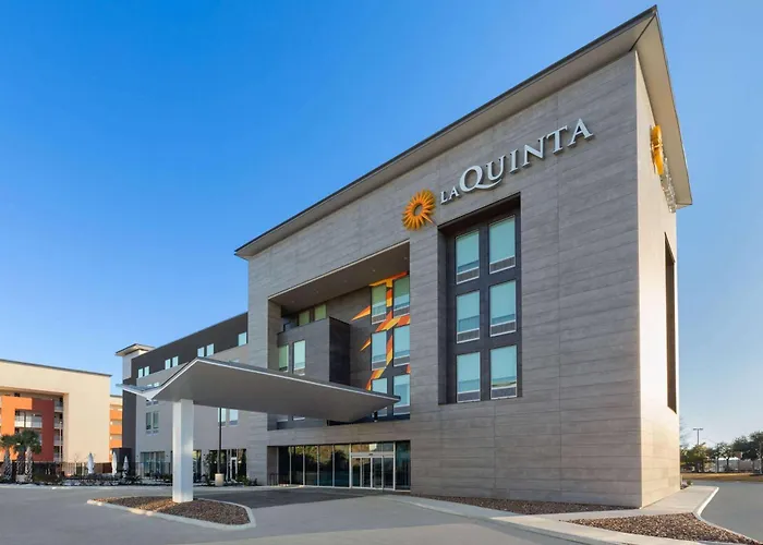 La Quinta Inn & Suites By Wyndham San Antonio At The Rim