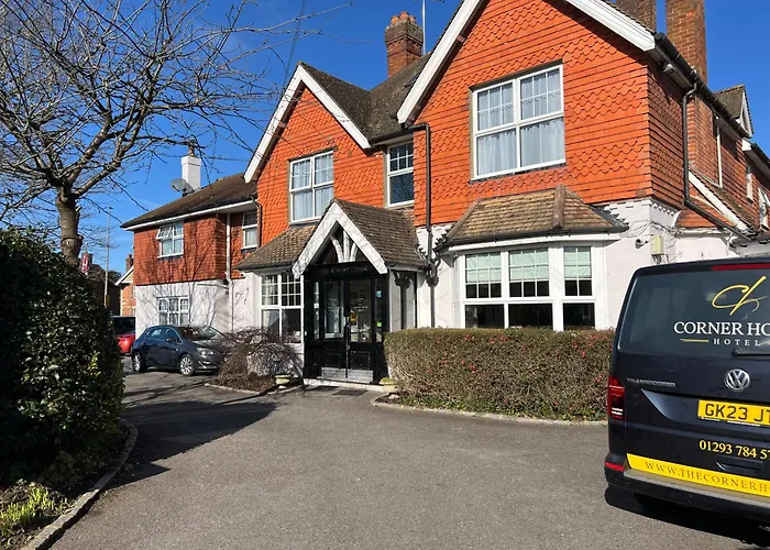 Corner House Gatwick With Bookable Holiday Parking