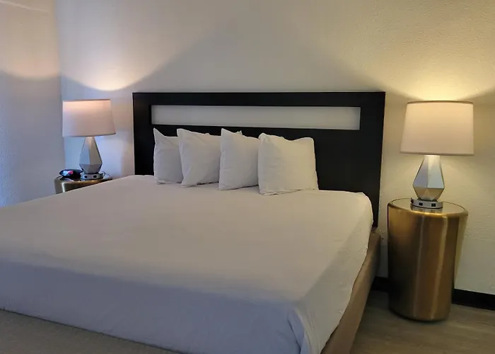 Mc Pacific Inn & Suites