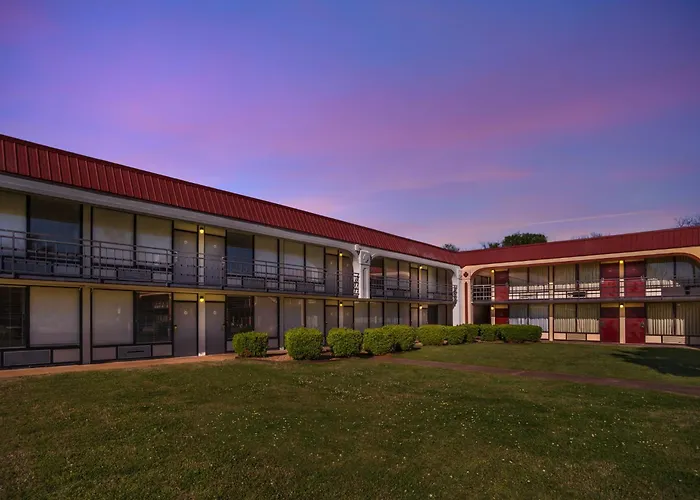 Hometowne Studios By Red Roof Montgomery - Midtown