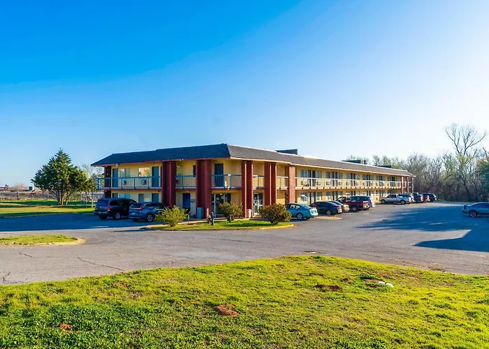 Castle Inn & Suites By Oyo