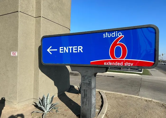 Studio 6 , Ca South