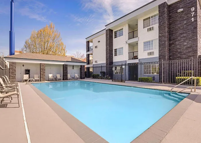 Best Western Plus Grand Manor Inn