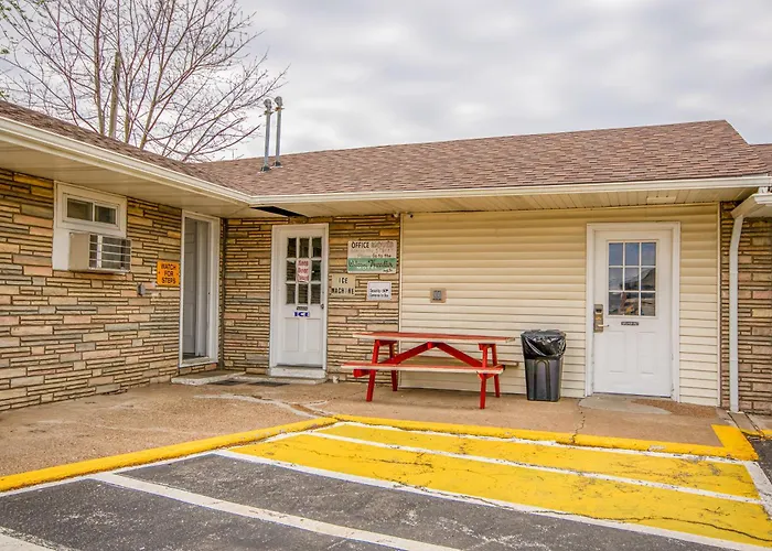 Oyo Travelier Motel