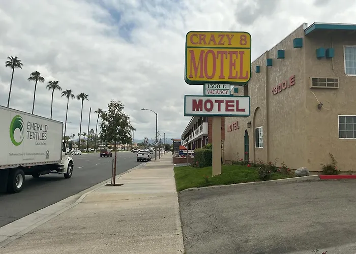 Crzy 8 Motel