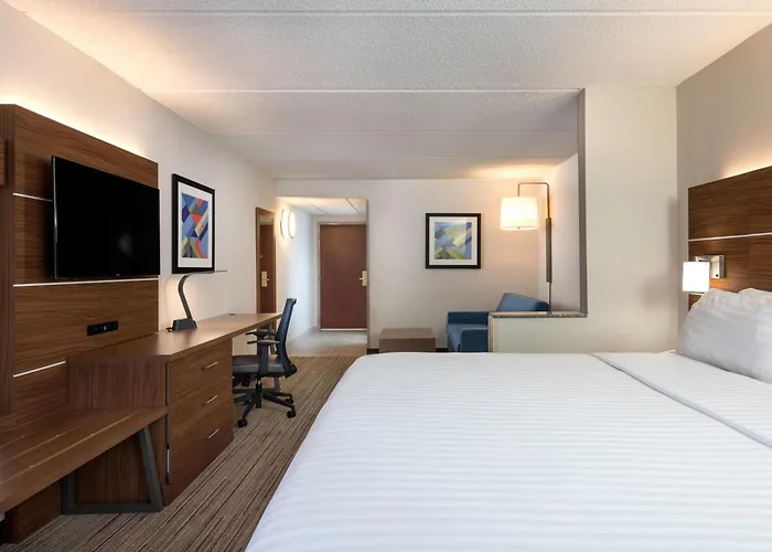 Holiday Inn Express & Suites Charlotte Arpt-Belmont By Ihg
