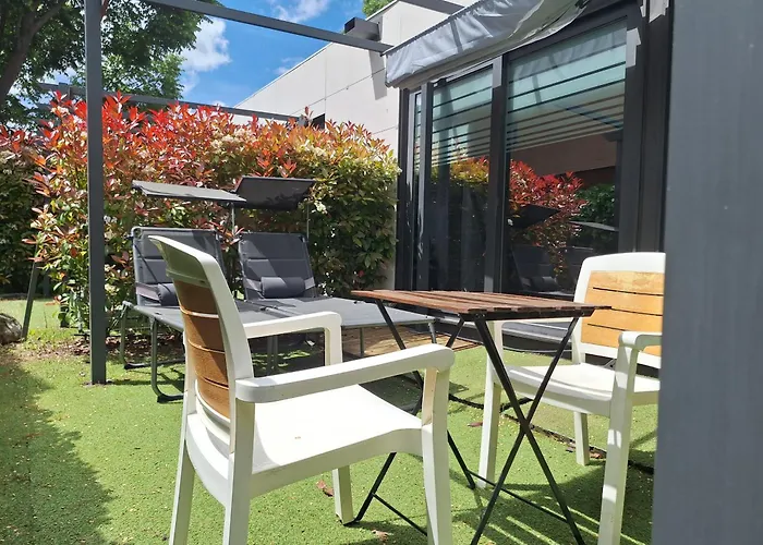 Acero y Piedra Apartamentos con jardín privado