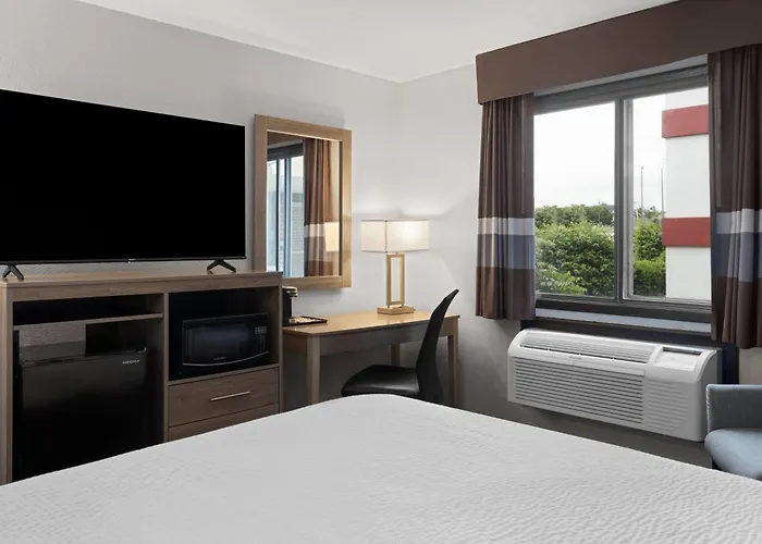 Ramada By Wyndham Cedar Rapids South