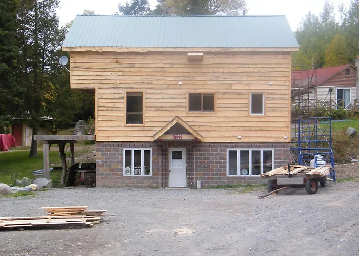Mowat Landing Cottages