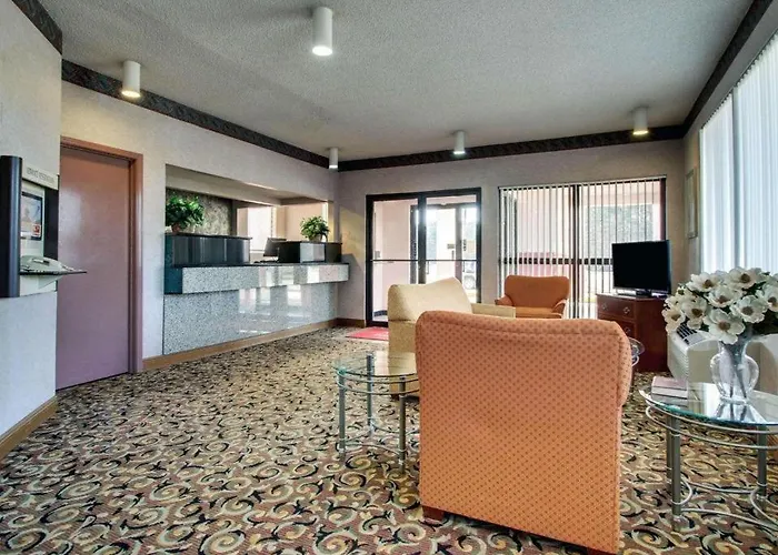 Econo Lodge Inn & Suites Forest