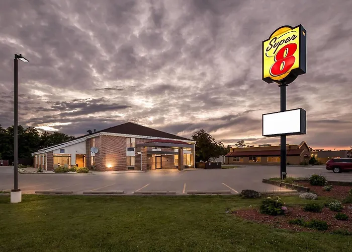 Super 8 By Wyndham Watertown Wi