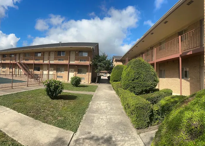 Hallmark Inn And Suites