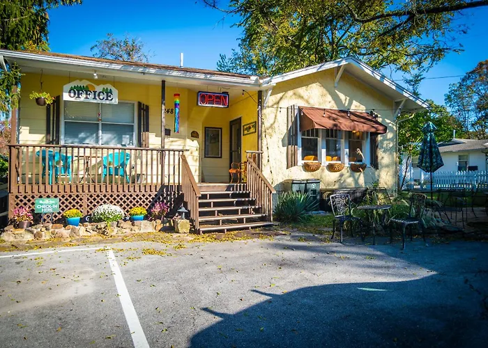 Sherwood Court Cottages & Guest Rooms