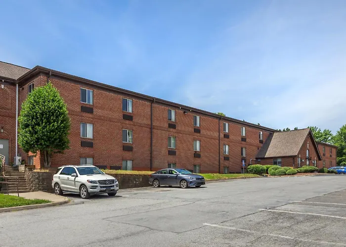 Hometowne Studios & Suites By Red Roof Greensboro
