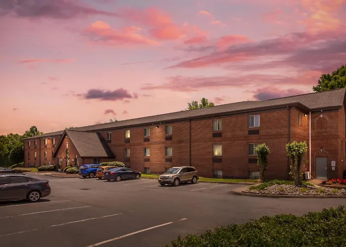 Hometowne Studios & Suites By Red Roof Greensboro