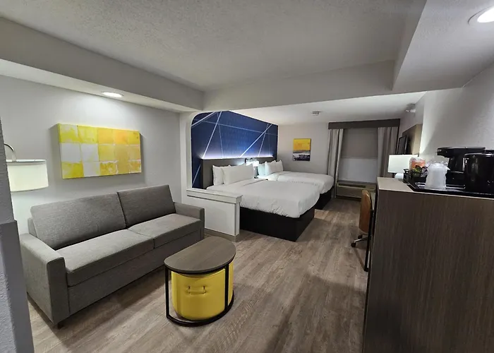 Comfort Inn & Suites Saint Louis Lafayette Square