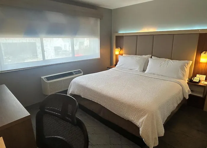 Best Western Roslyn-Long Island Hotel