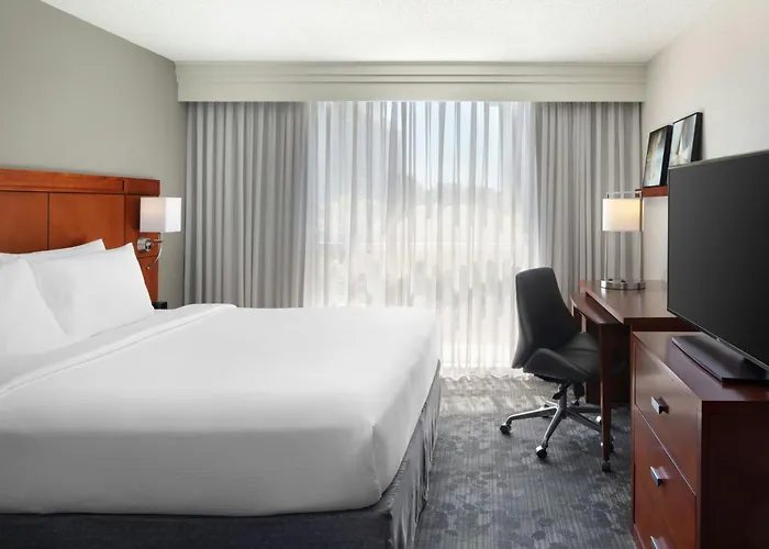 Courtyard By Marriott Airport