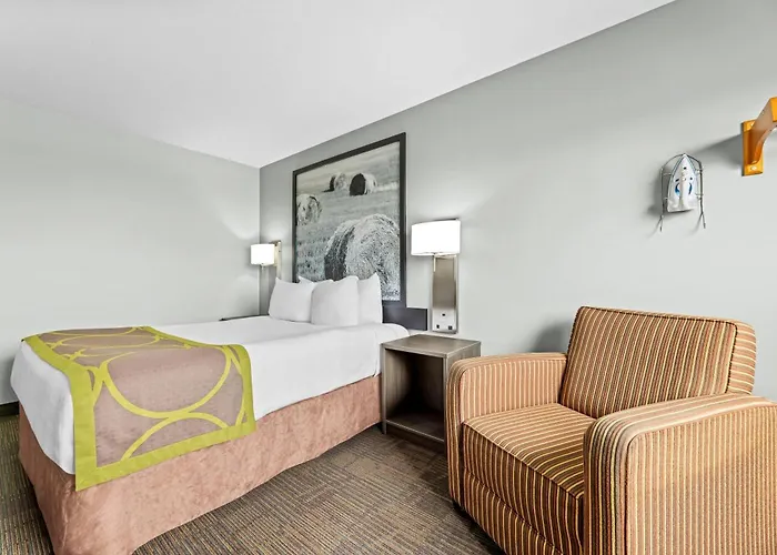 Super 8 By Wyndham Near Airport